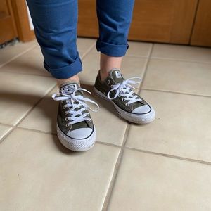 Low Top Converse M’s 7, W’s 9